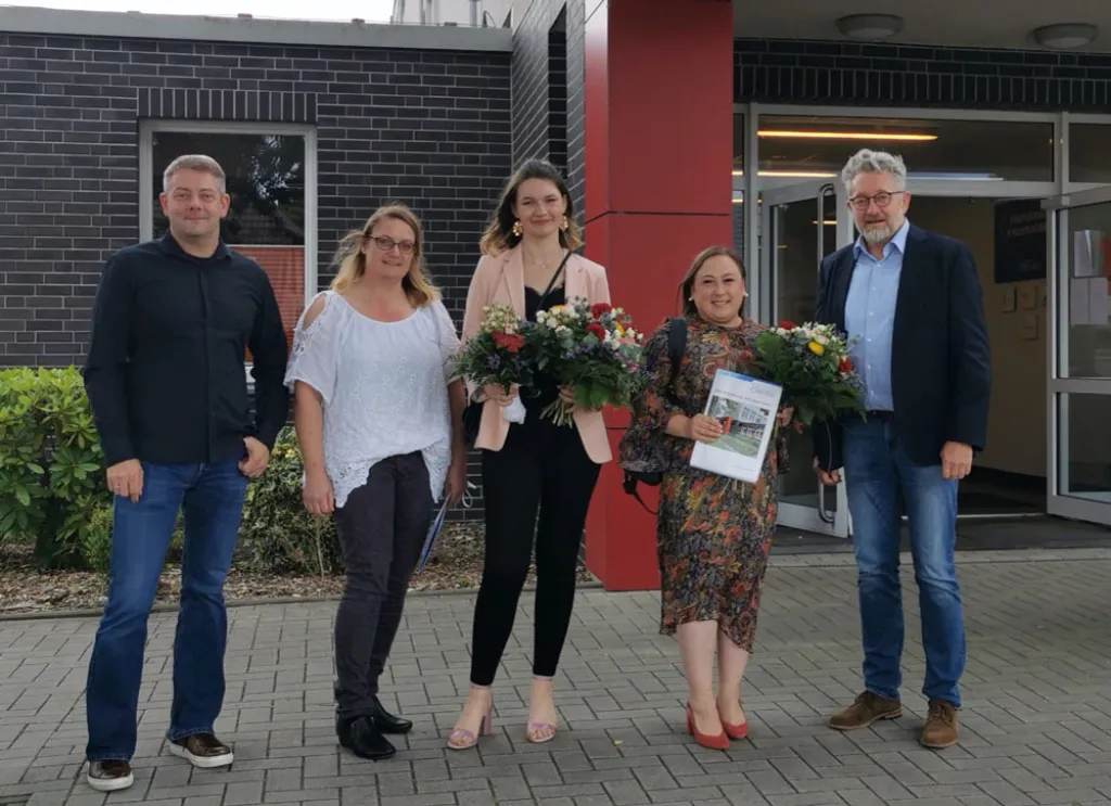 Übergabe der Abschlusszeugnisse an Frau Jana Hinrichs und Frau Elona Krypi Übergabe der Abschlusszeugnisse an unsere Auszubildenden Frau Jana Hinrichs und Frau Elona Krypi