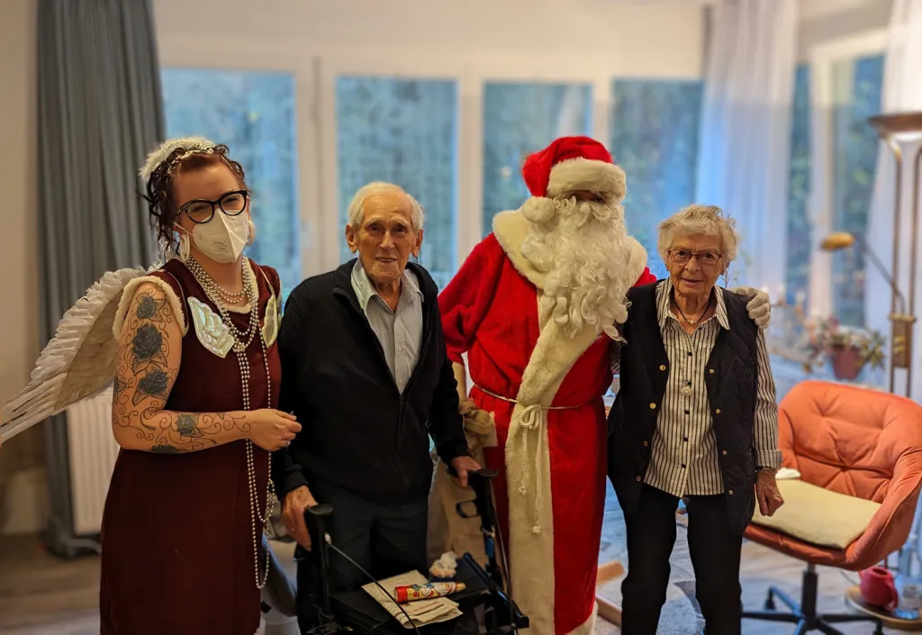 Zwei Bewohner*innen mit dem Nikolaus und einem Engel Zwei Bewohner*innen mit dem Nikolaus und einem Engel
